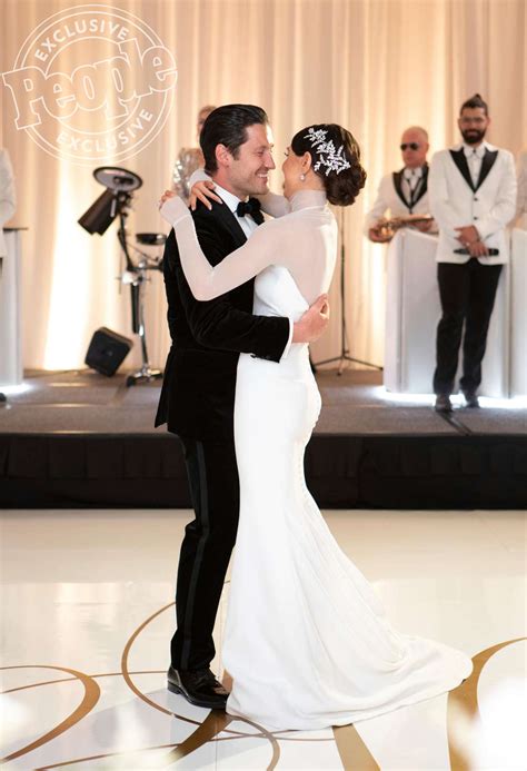 Val Chmerkovskiy & Jenna Johnsons Romantic DWTS Wedding。